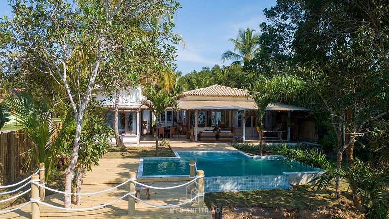 House with infinity pool on the beach in Bahia