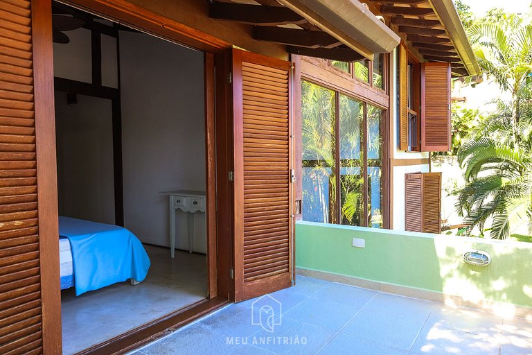 House with pool close to the beach in Ilhabela